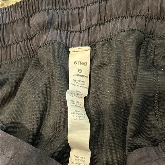 lululemon athletica Black “Hotty Hot” lined running shorts size 6 - Picture 3 of 4